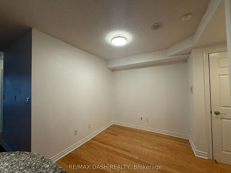 270 Wellington St W #802 — Photo 9