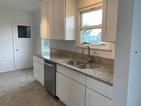 2nd image of 943 S Grevillea Ave