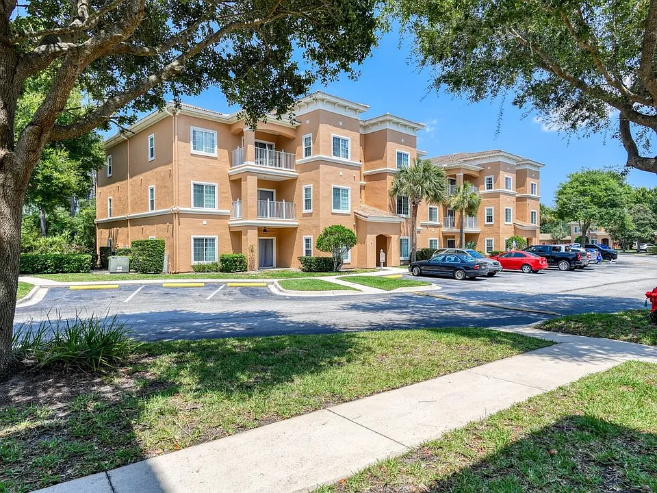 605 Fairway Dr #102