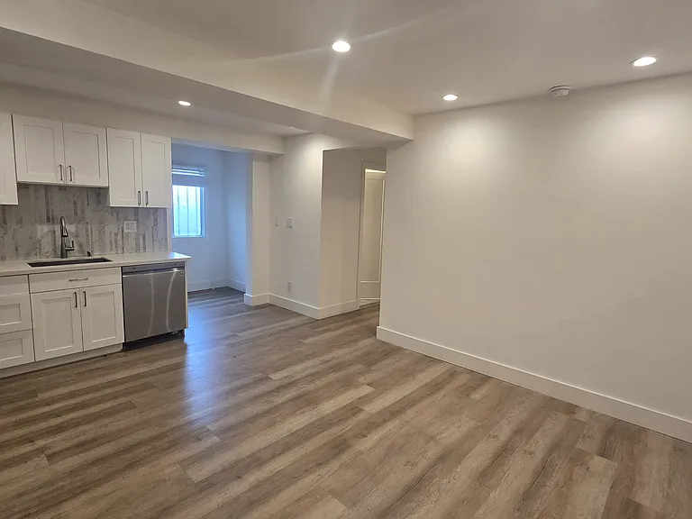 1651 La Salle Ave #B — Photo 2