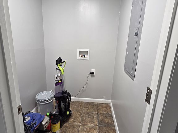 4th image of 940 Westwood Ct