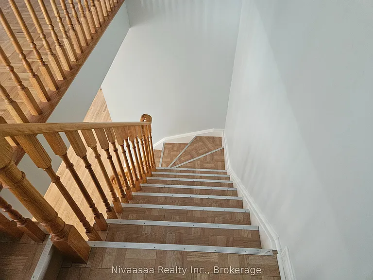 926 Ledbury Cres — Photo 12