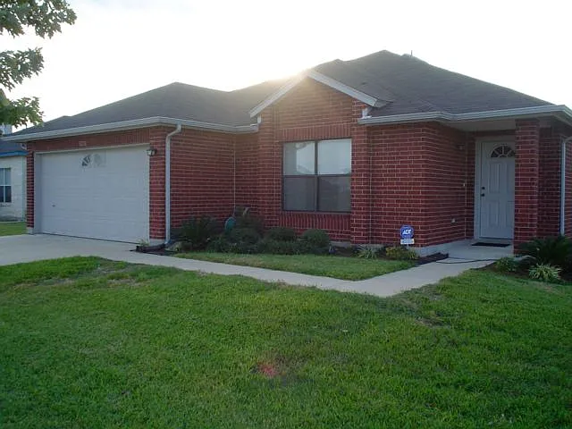 3 bed, 2.0 bath, 1493 sqft, $1,900 — Photo 1