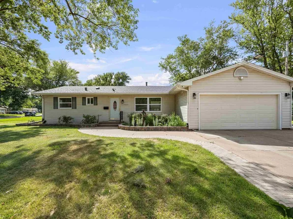 2525 4th St #A, East Moline, IL 61244