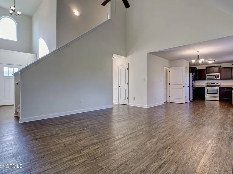 109 Easton Dr — Photo 10