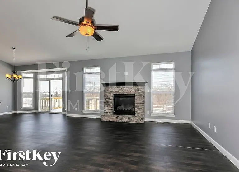 221 Lonepine Dr — Photo 4