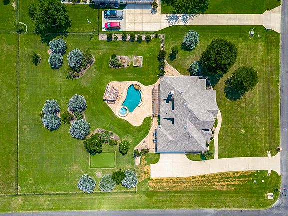 4th image of 2712 Oakwood Dr