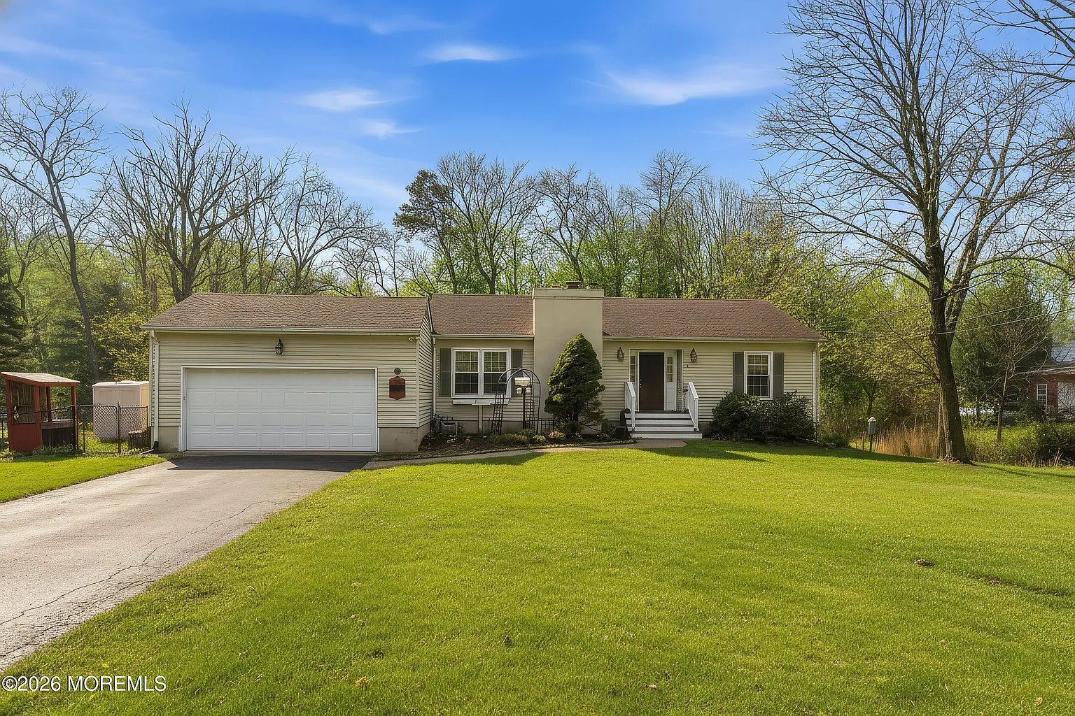 638 Freehold Road photo 1