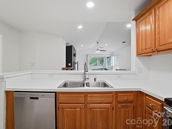 3rd image of 753 Southwest Dr