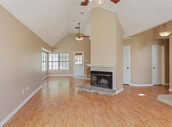 4th image of 368 Longwood Dr