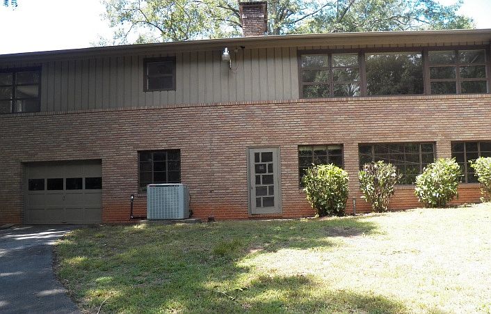 2nd image of 208 Saint Lo Cir