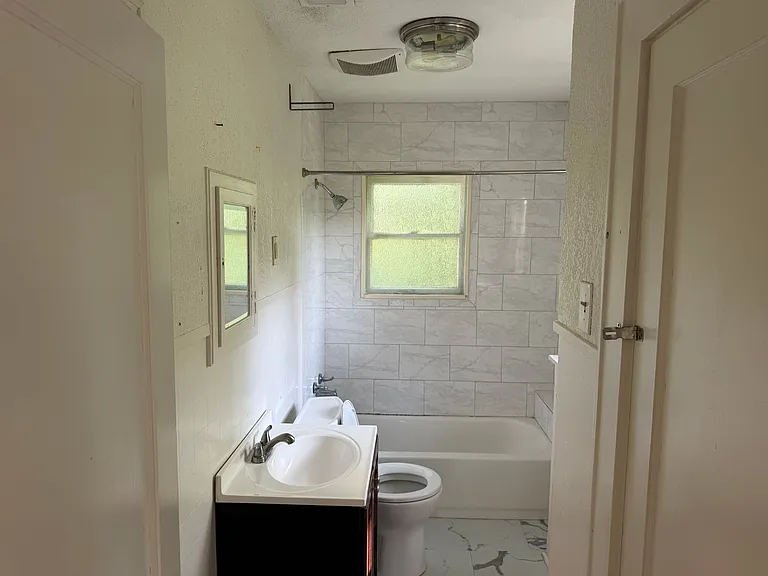 606 W Dobbs St — Photo 3