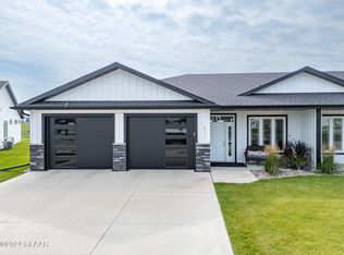 6117 Magnolia Dr, Grand Forks, ND 58201