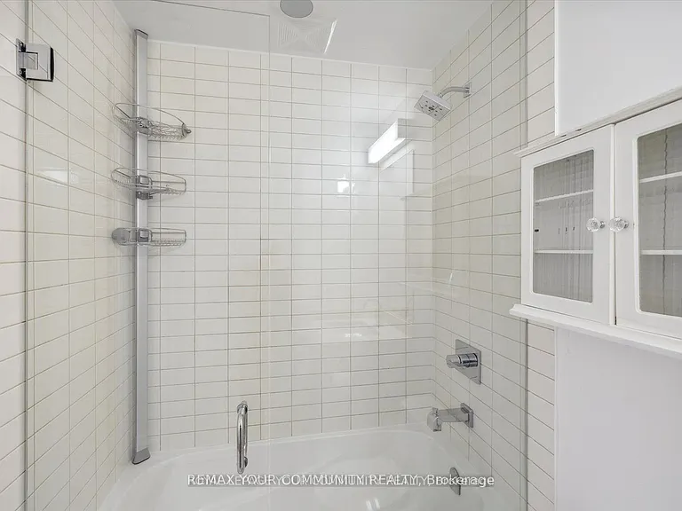 9471 Yonge St #230 — Photo 22