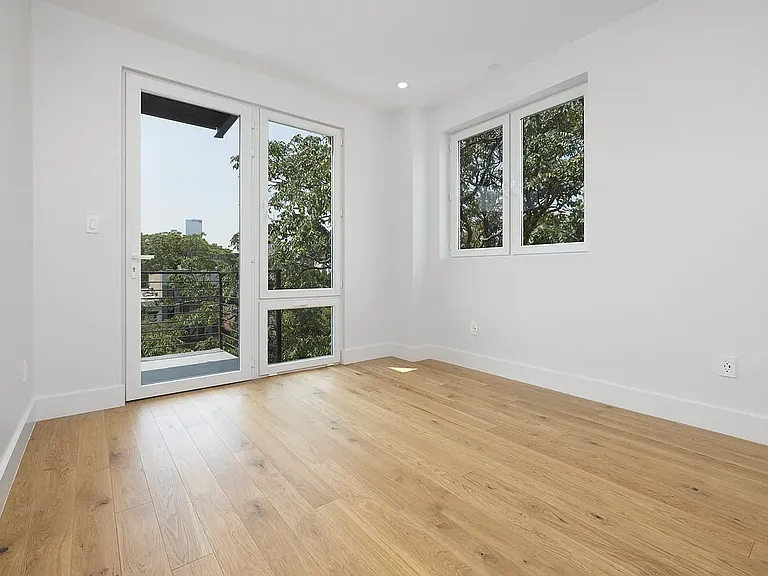 268 E 7th St #Penthouse 6 — Photo 5