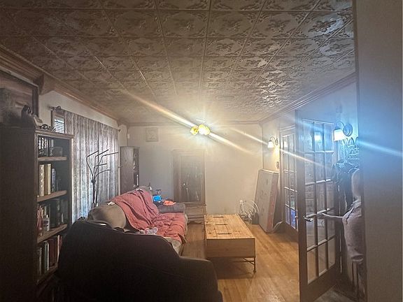 5th image of 903 Chalk St