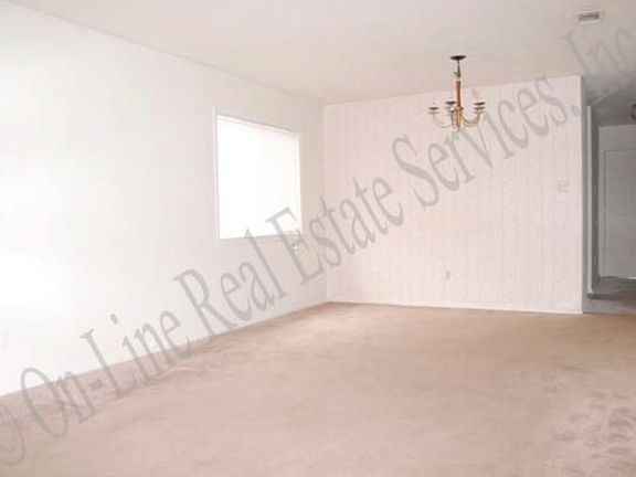3rd image of 1112 Airline Dr #A