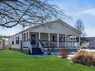 11 Peachtree Dr, Belvidere, NJ 07823