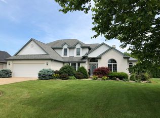 121 Springbrook Dr, Fremont, OH 43420