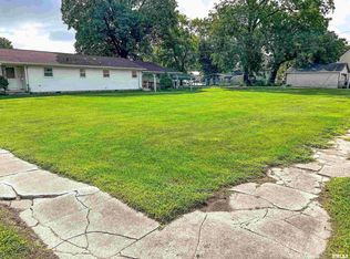 302 E 2nd St, Flora, IL 62839