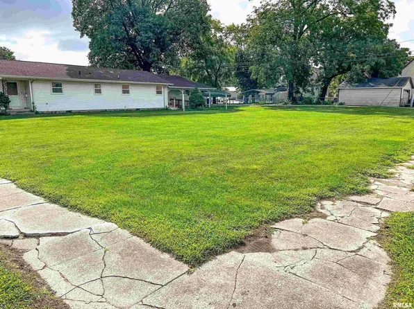 302 E 2nd St, Flora, IL 62839