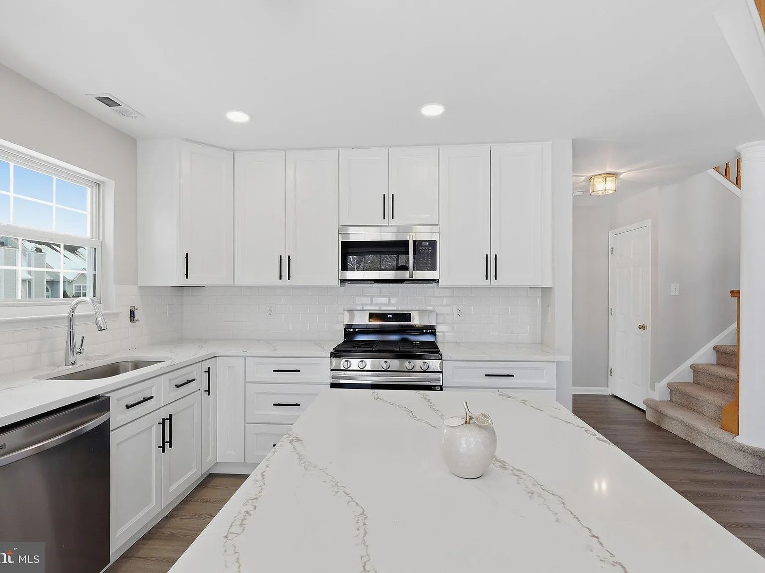 3 bed, 2.5 bath, 2014 sqft, $3,400 — Photo 4