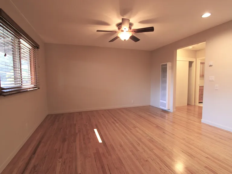 560 University Dr — Photo 7