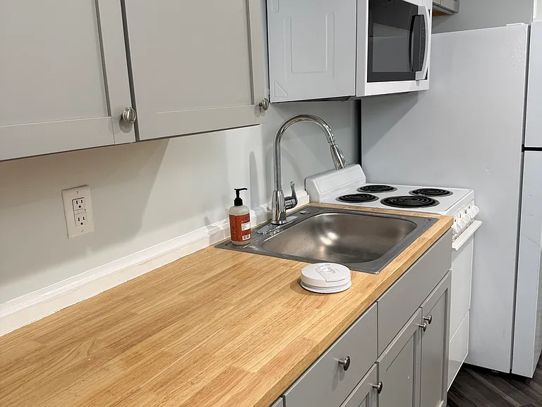 518 Clinton Springs Ave #3 — Photo 5