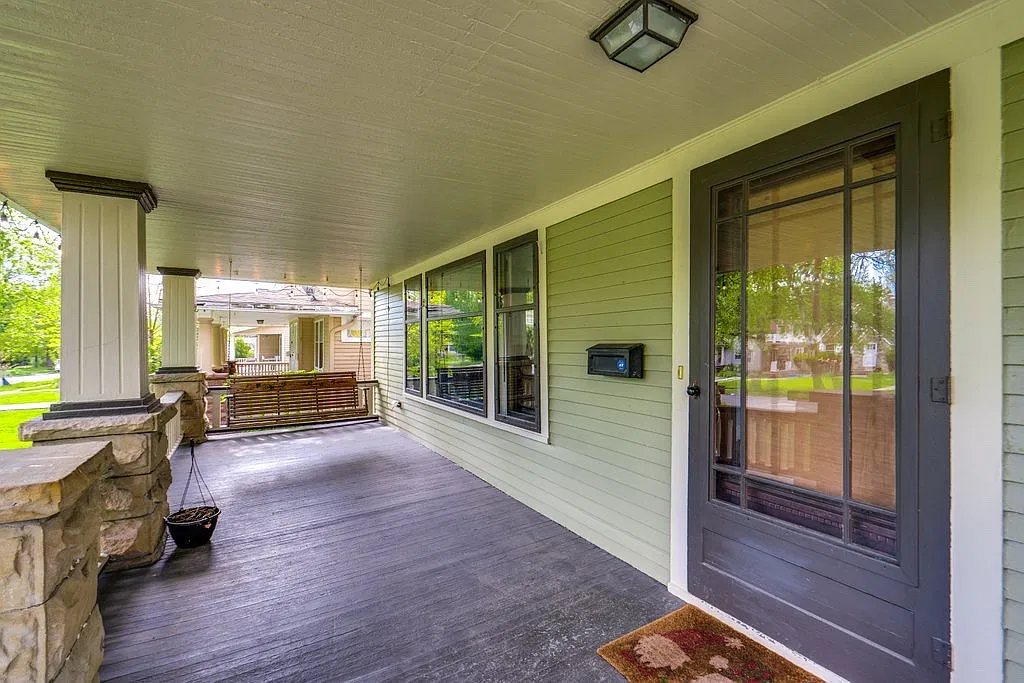 3255 Hyde Park Ave — Photo 2