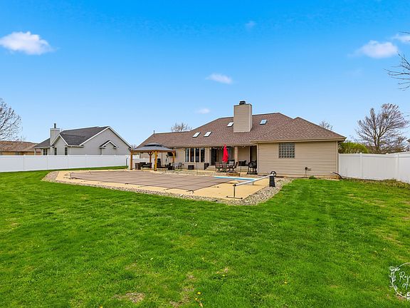 4th image of 2239 Fox Run Dr