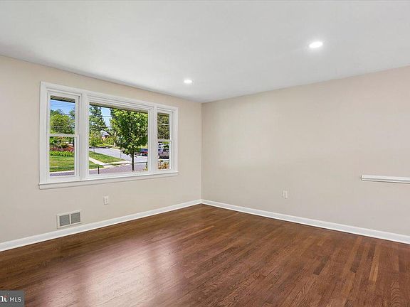 4th image of 10701 Brunswick Ave