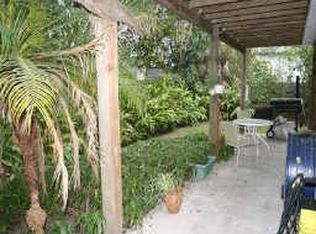 827 Cedar Rd, Kemah, TX 77565