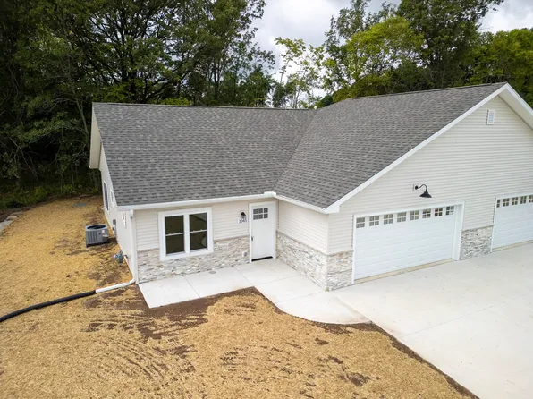 1045 Rusalka Cir, Reedsburg, WI 53959
