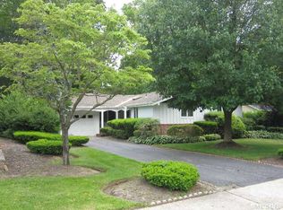25 Swallow Ln, Hauppauge, NY 11788