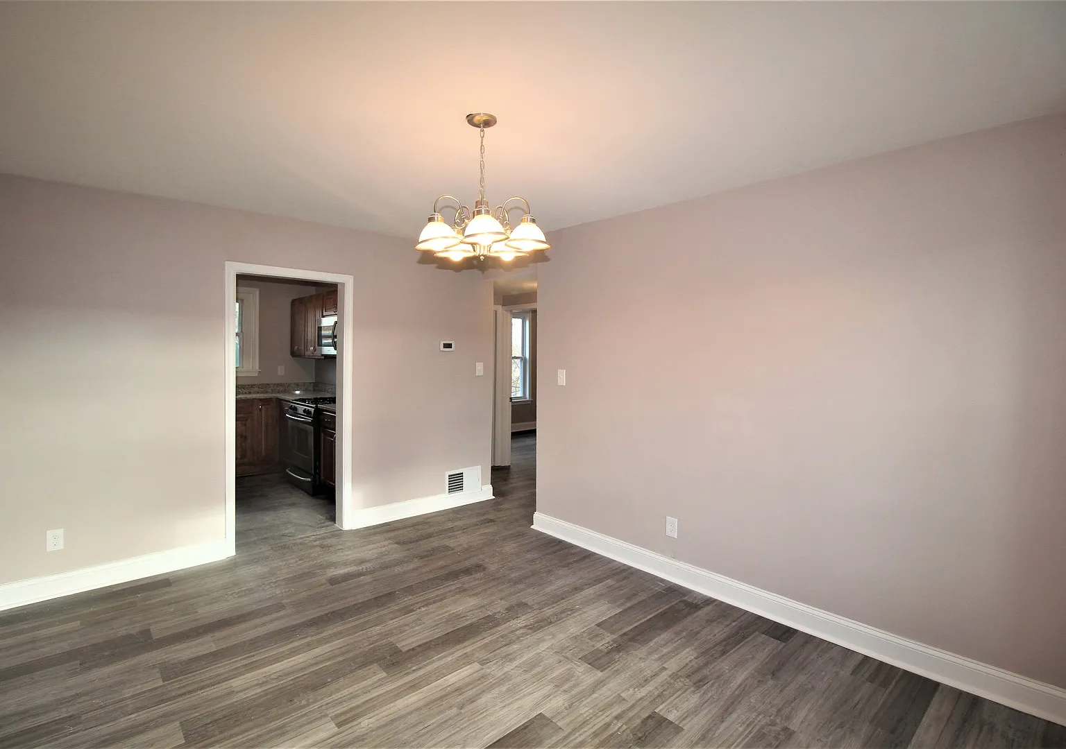 1019 Elton Ave — Photo 2
