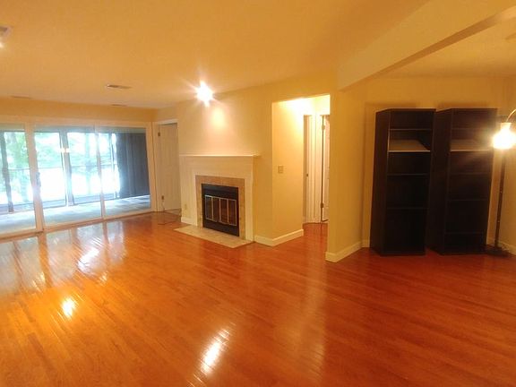 2nd image of 4570 Laclede Ave APT 205