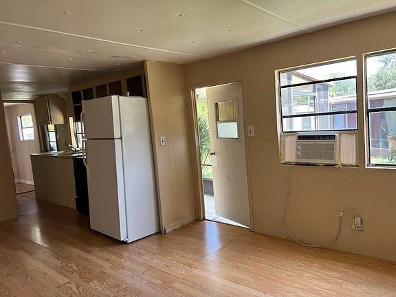 2nd image of 9 Redwood Dr APT A