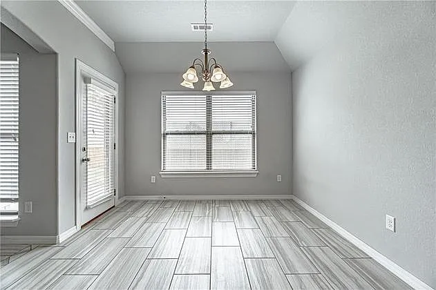 950 Silverthorn Dr — Photo 6
