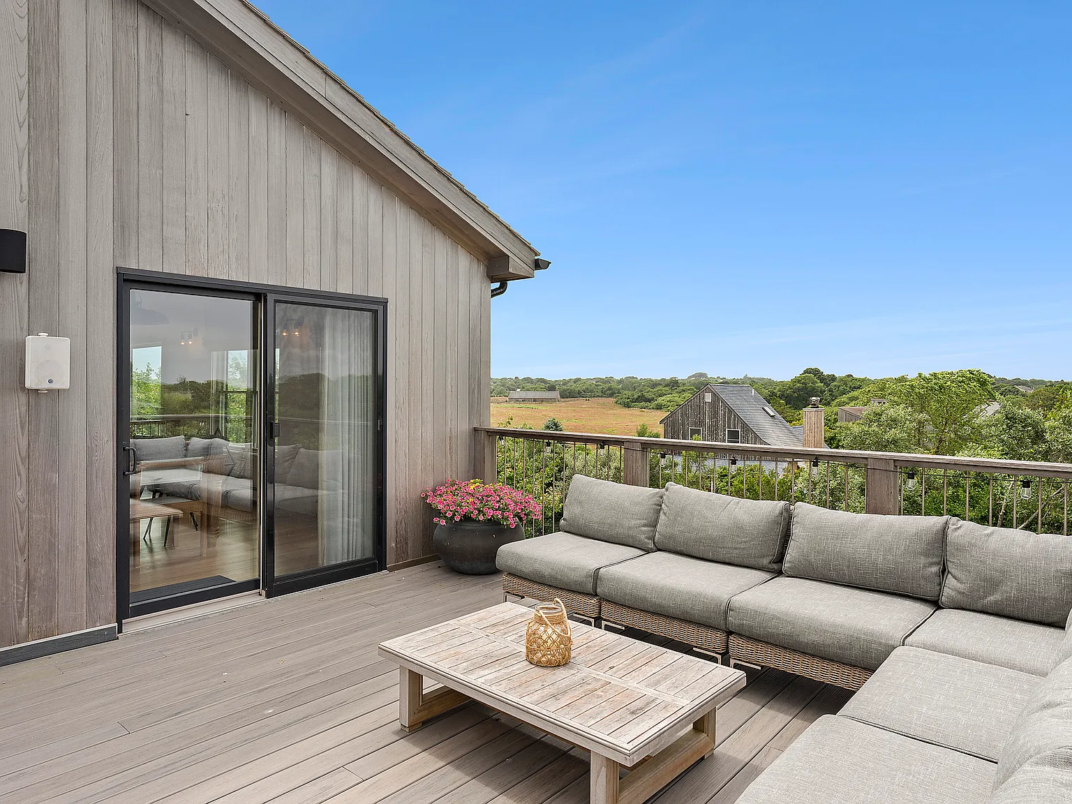 Renovated With Pool Near Ditch Plains — Photo 3