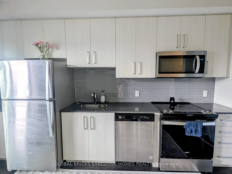 15 Queen St S #706 — Photo 7