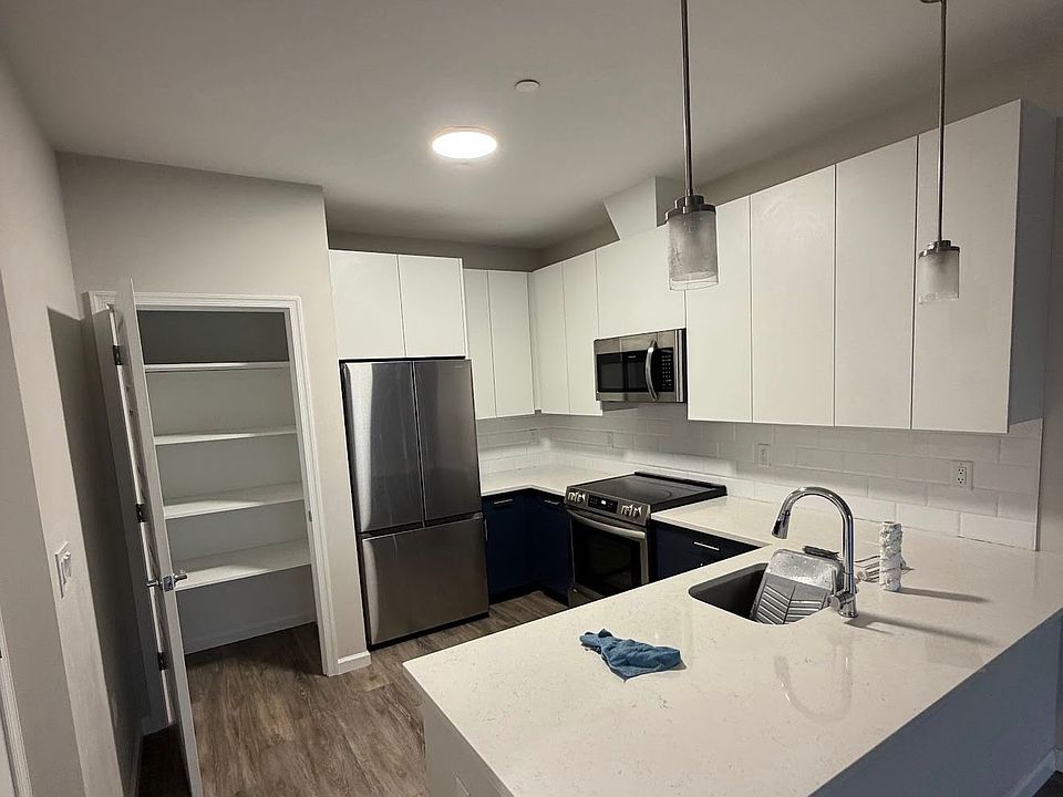 1st image of 319 Lake St #401A