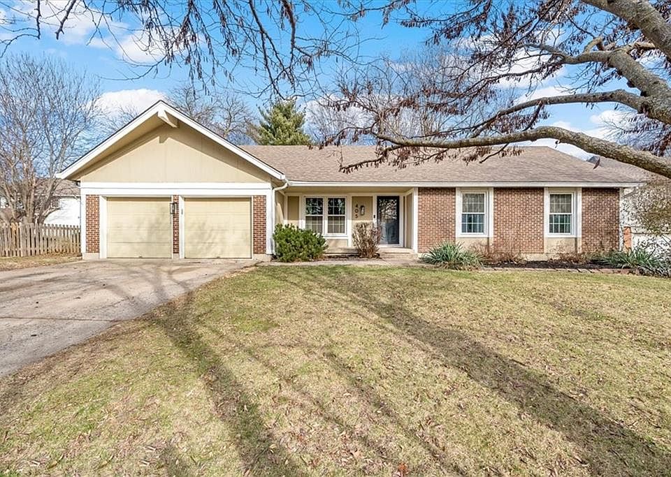 1st image of 405 NE Dogwood Ln