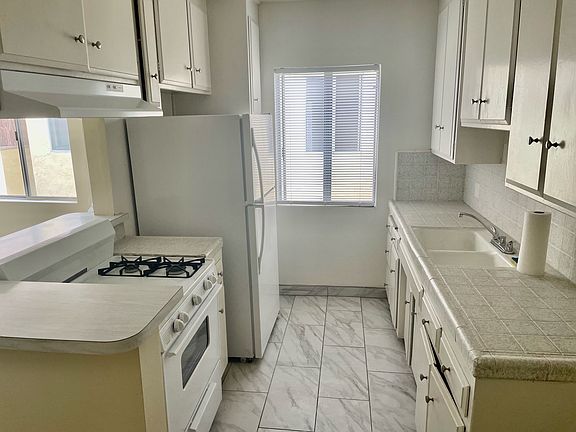 4th image of 1012 N Hudson Ave