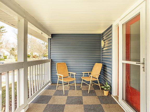 3rd image of 4939 Rosslyn Ave