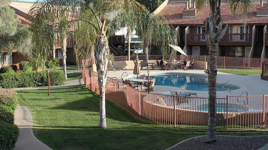 2 bed, 2.0 bath, 914 sqft, $1,225 — Photo 2