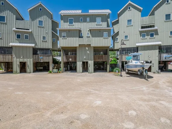 369 Pirates Landing Dr, Carrabelle, FL 32322
