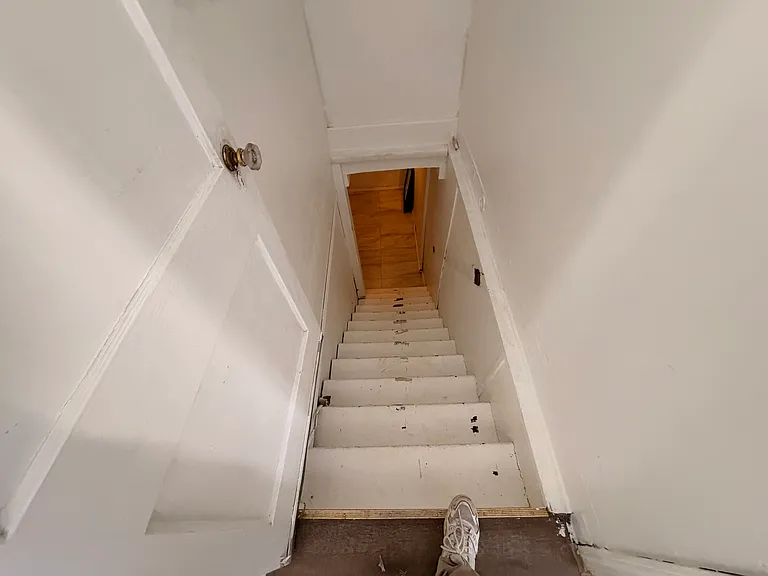 525 Kenwood Ave — Photo 3