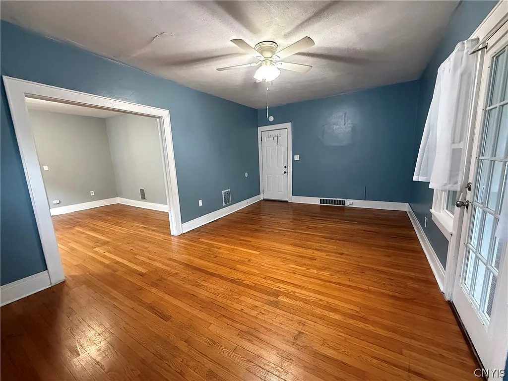 2 bed, 1.0 bath, 936 sqft, $1,350 — Photo 3