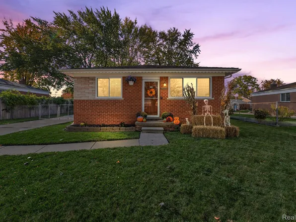 23232 Edgewater St, Saint Clair Shores, MI 48082