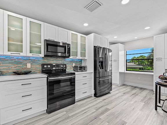 3rd image of 42 STRATFORD Lane W #D